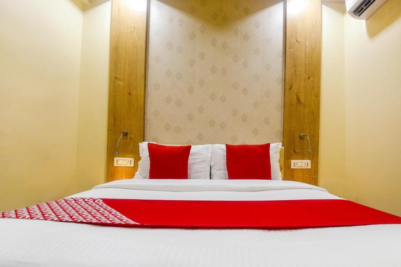 Oyo 60773 Ruchita Loadging & Boarding Hotel Mumbai Bagian luar foto